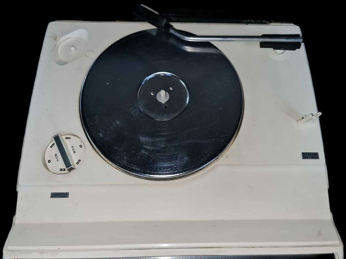 VINTAGE SHARP TURNTABLE