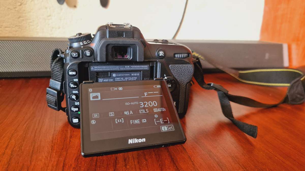 Nikon D7500 DSLR body only