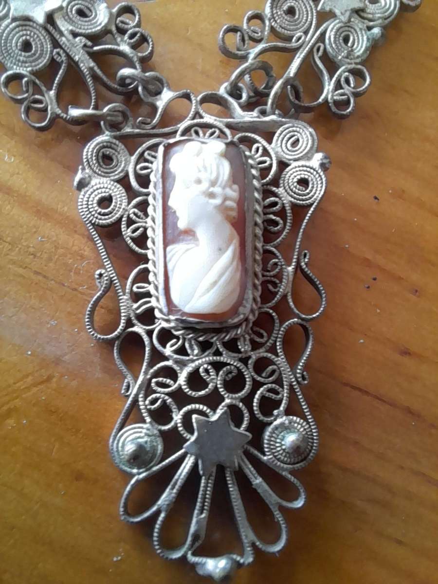 Vintage Coiled Cameo Lavelier Necklace