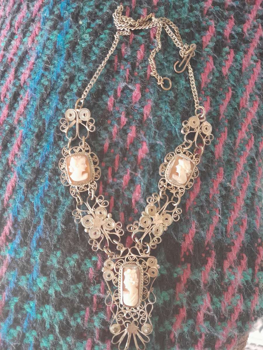 Vintage Coiled Cameo Lavelier Necklace