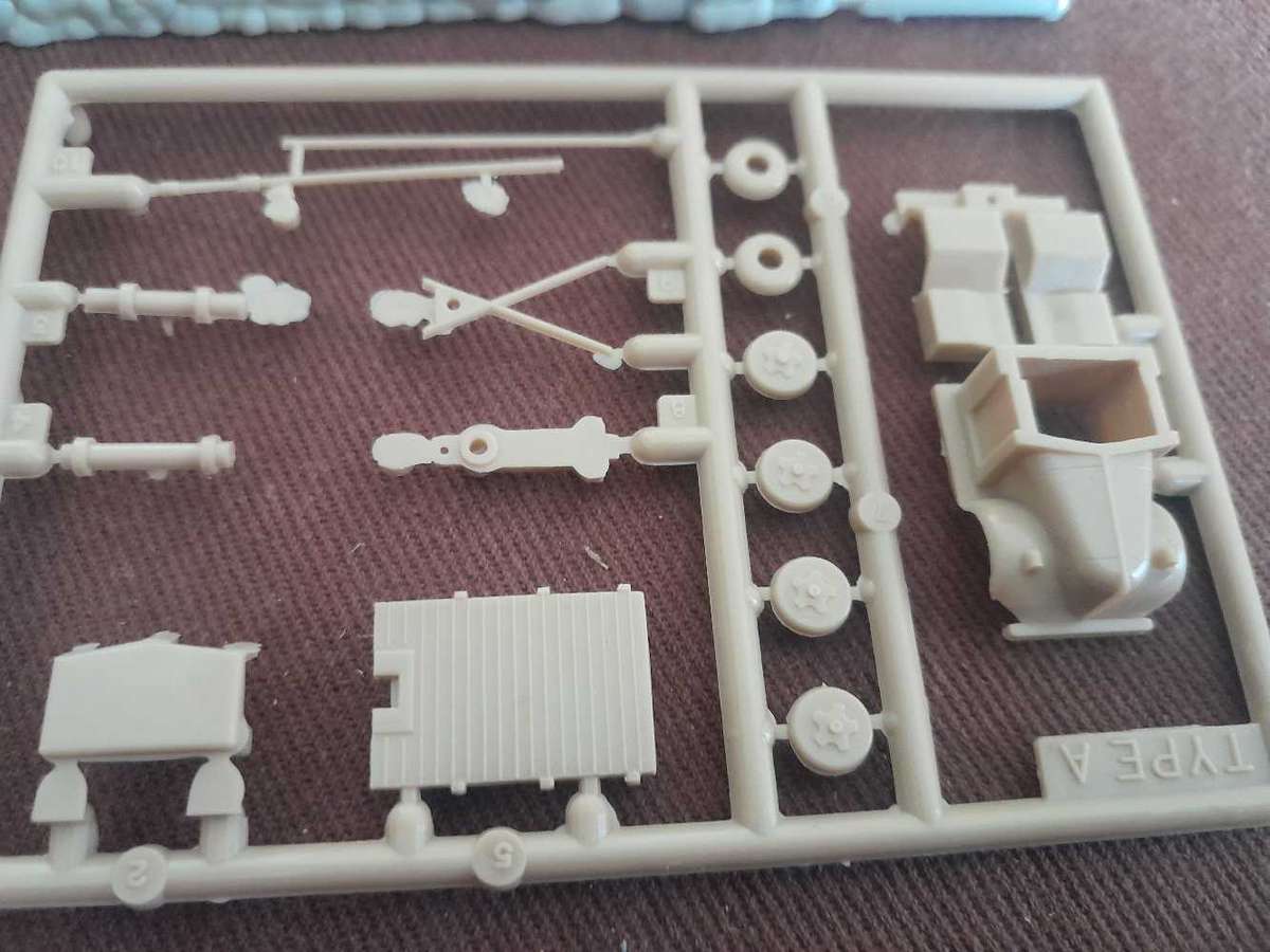 Mitsubishi Ki-46 and truck model kit