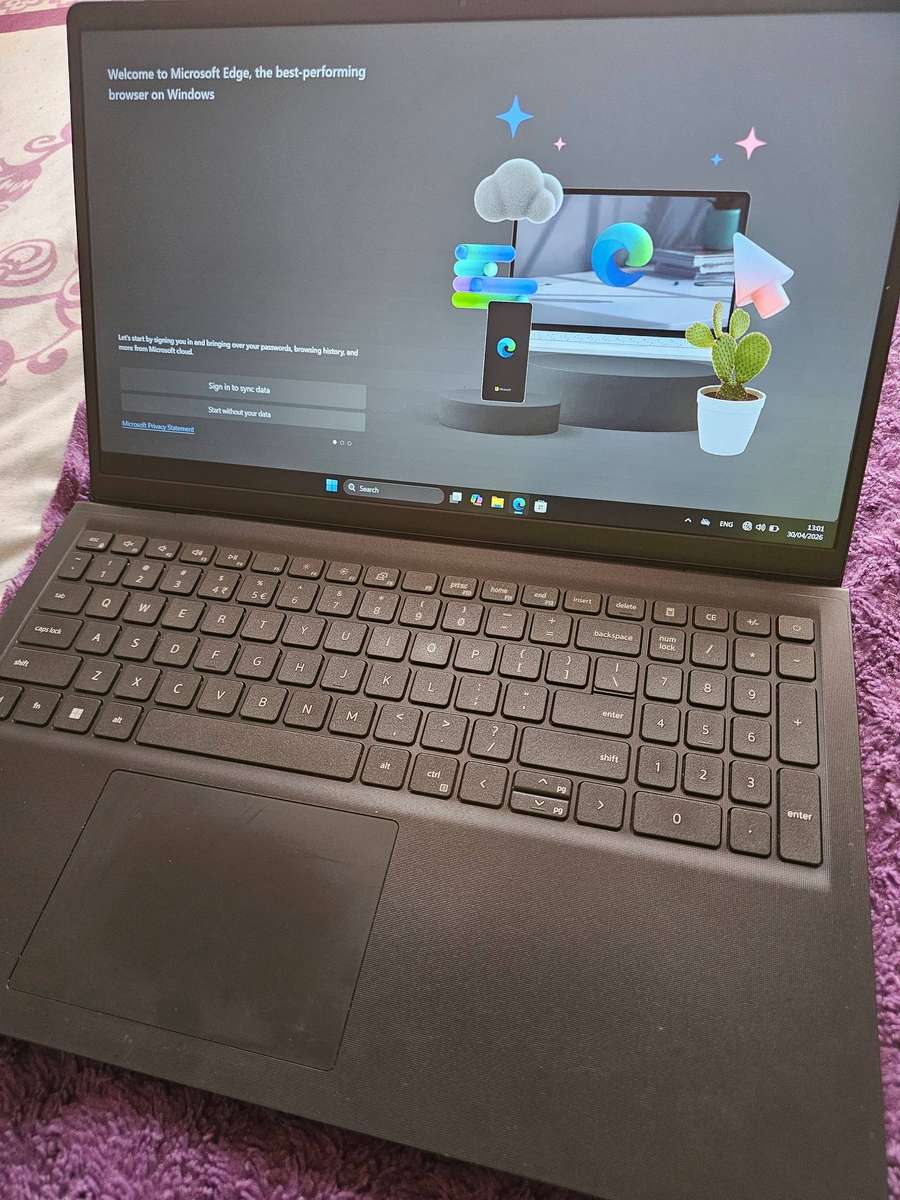 DeLL LaTiTuDe 3590 CoRe i5 8th GeN 500gig HDD NvMe Slot(Empty) 8GIG RaM MiCrOsOfT WiNdOwS 11Pro
