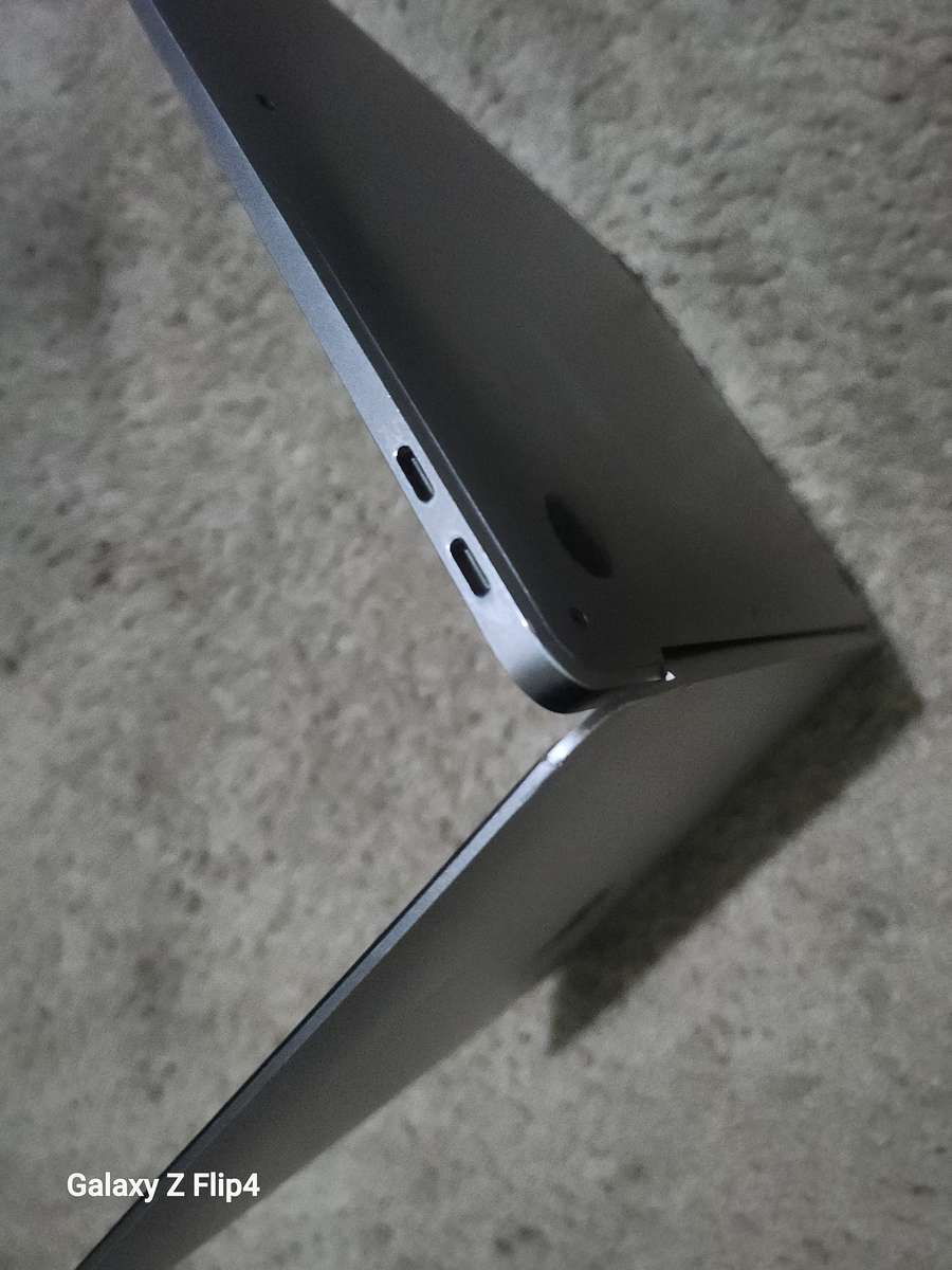 MACBOOK AIR M1 2020 256 NVME 8GIG RAM MacOs SEQUOIA