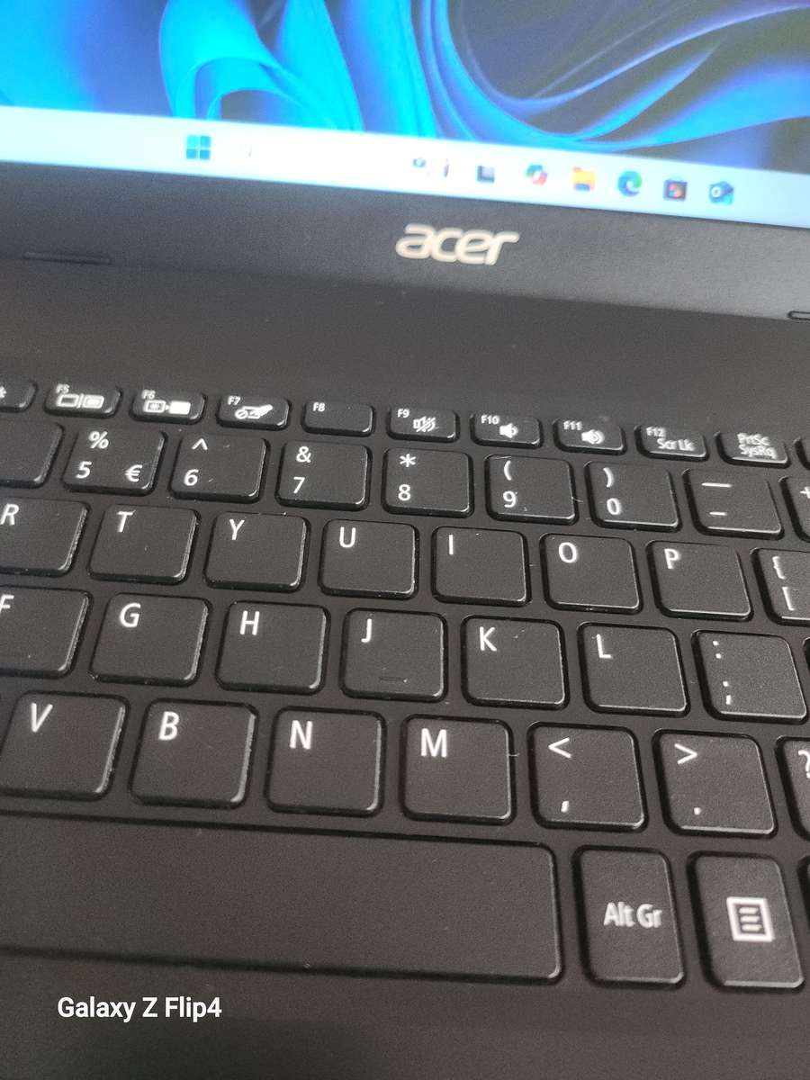 Acer extensa Core i5 10th gen 512nvme 8gig ram Windows 11 24h2