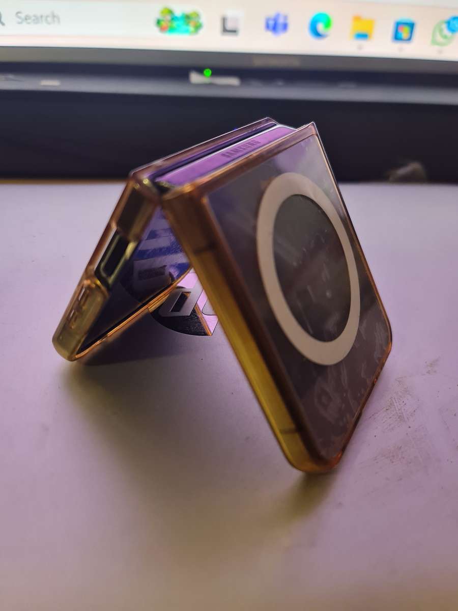 Samsung zflip4 256gig 8gig memory