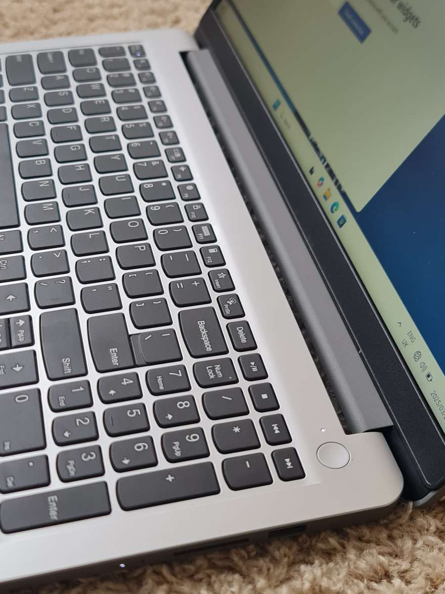 Lenovo ideapad one Ryzen 5 512gig nvme 8gig ram Windows 11 24h2