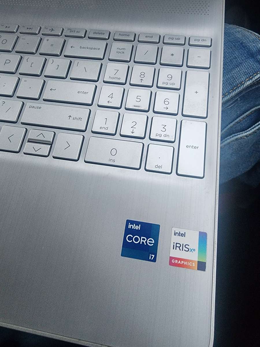 HP15s -Fq2xxx CORE i7 11th GEN 512 NVMe 8gig RAM WINDOWS 11 24h2 ILLUMINATED KEYBOARD