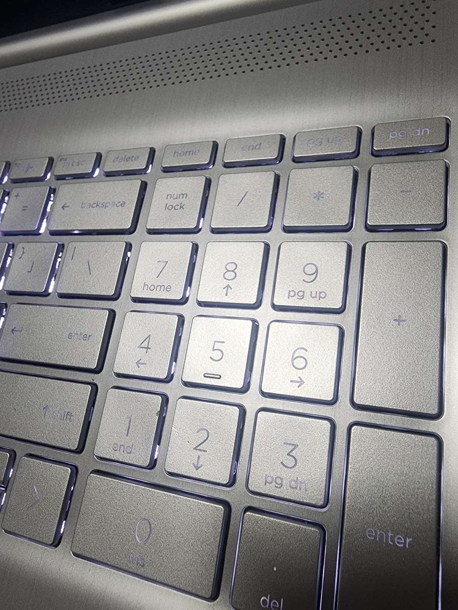 HP15s -Fq2xxx CORE i7 11th GEN 512 NVMe 8gig RAM WINDOWS 11 24h2 ILLUMINATED KEYBOARD