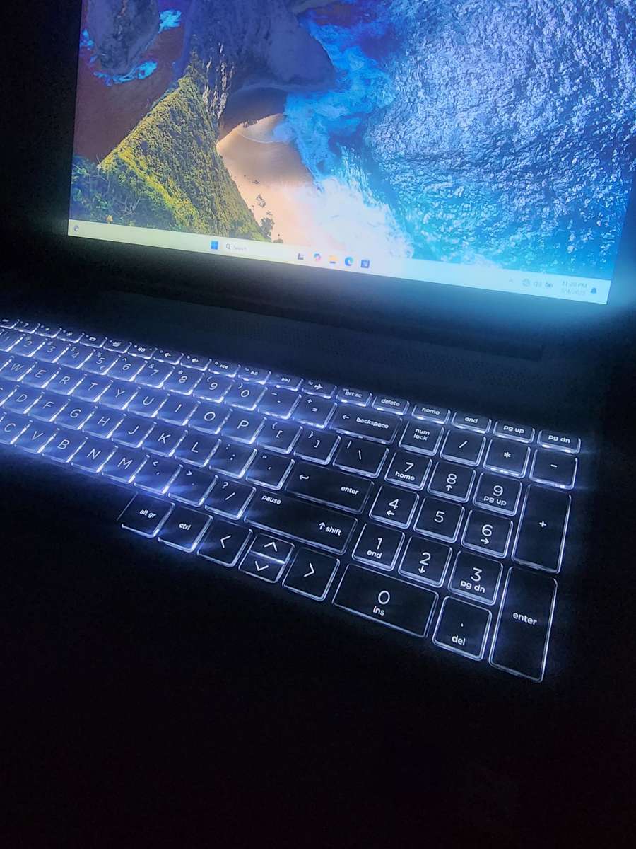 HP15s -Fq2xxx CORE i7 11th GEN 512 NVMe 8gig RAM WINDOWS 11 24h2 ILLUMINATED KEYBOARD