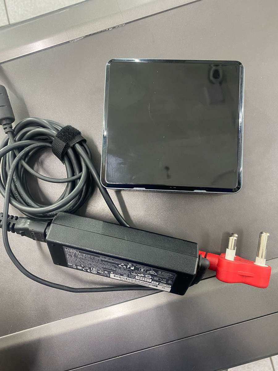 NUC Intel Core i7 8th Gen 256gig nvme 8gig Ram