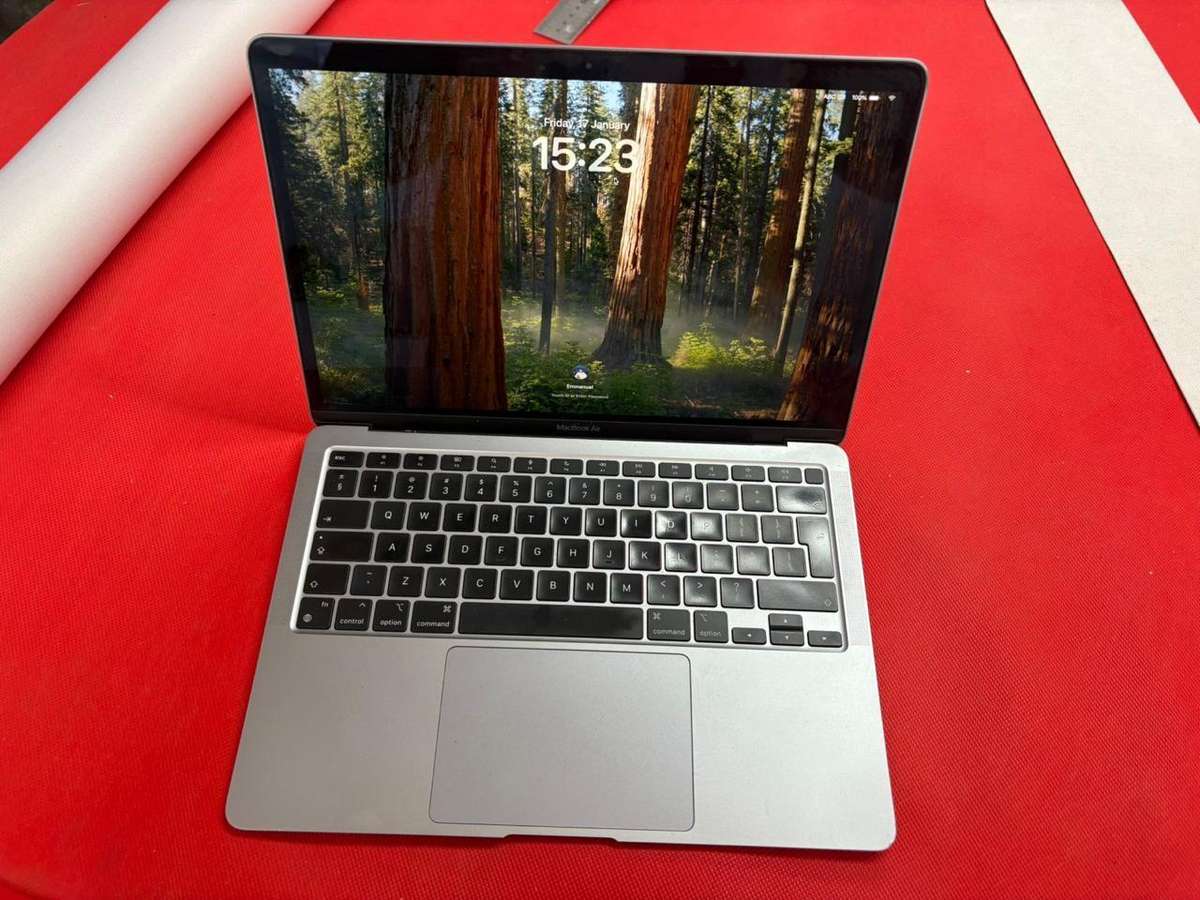 MacBook Air M1 2020 256nvme 8gig ram MacOs Sequoia