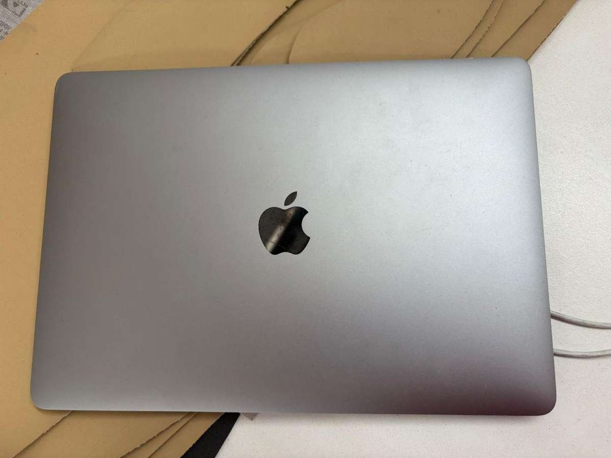 MacBook Air M1 2020 256nvme 8gig ram MacOs Sequoia