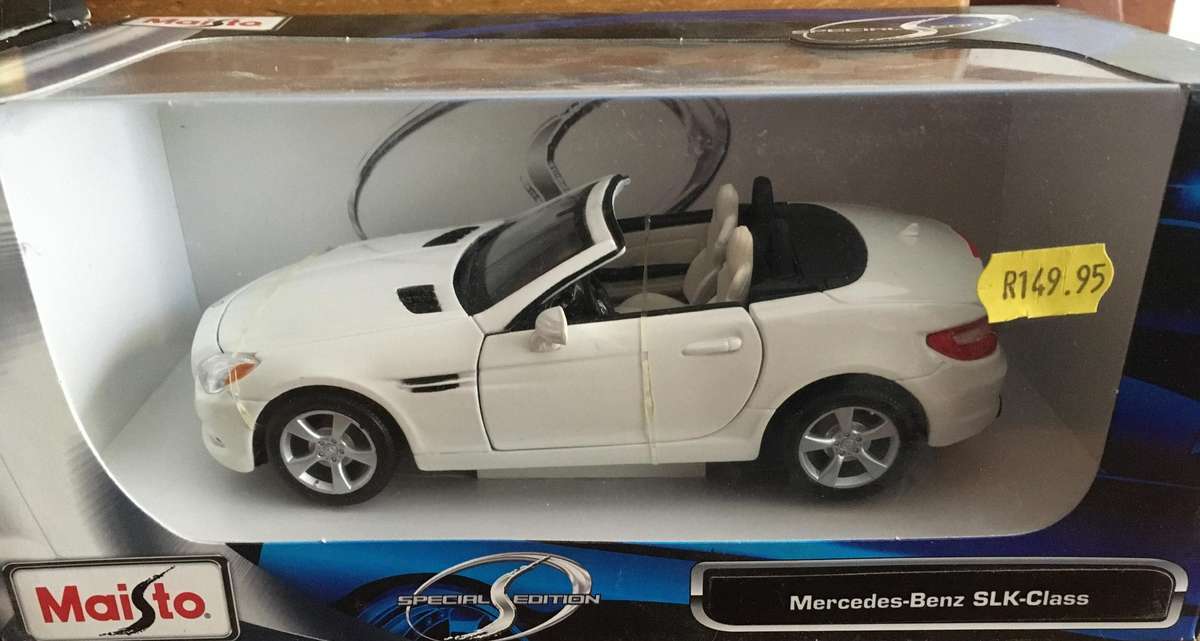 Mercedes Benz SLK 2011 Cabrio Maisto White 1-24 Boxed