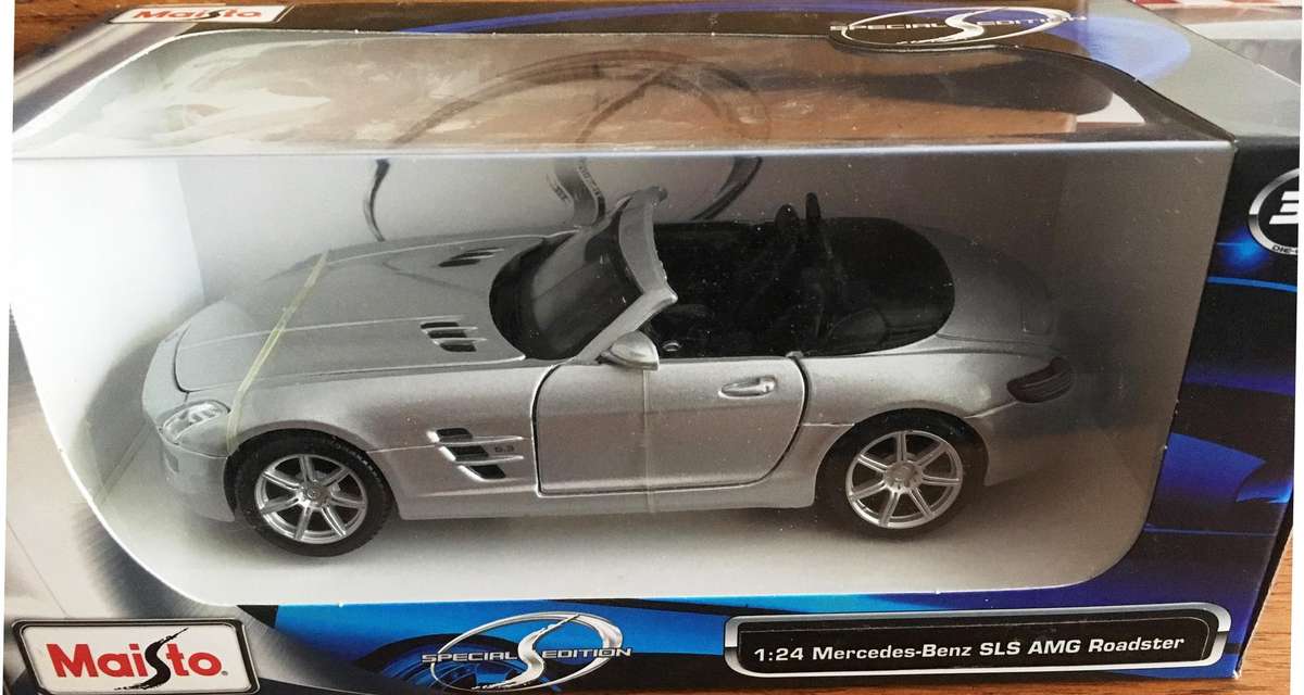 Mercedes Benz SLS AMG Roadster Maisto Silver 1-24 Boxed