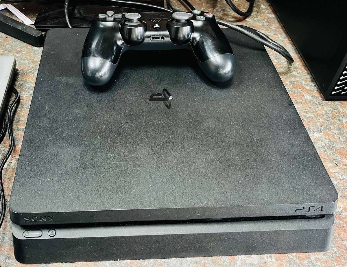 PS4 Slim - 1TB - 2 controllers