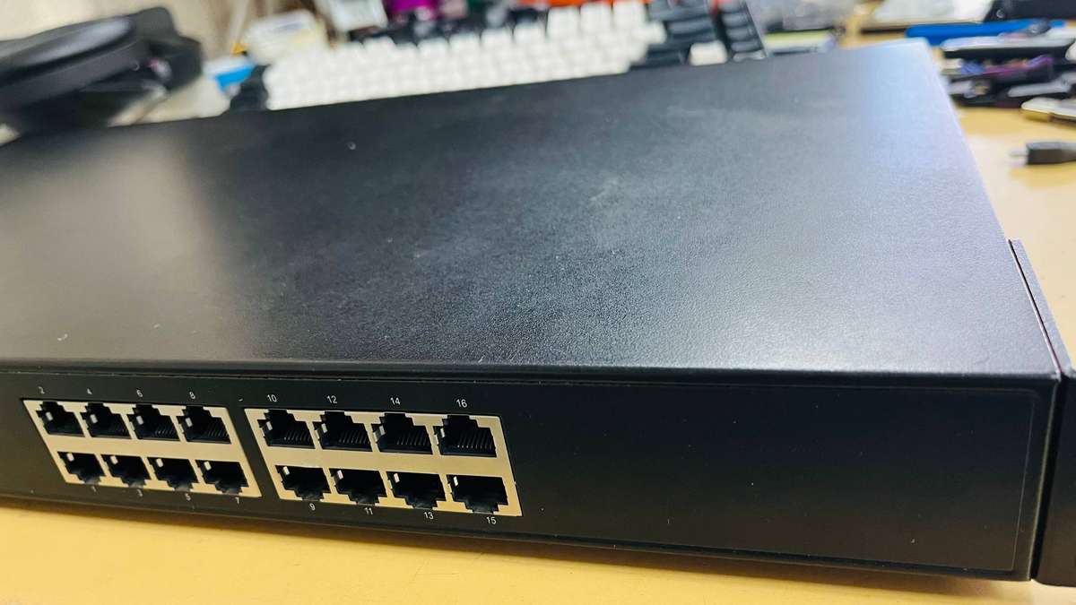 INTELLINET 560771 65-Watt, 16-Port Fast Ethernet PoE+ Switch
