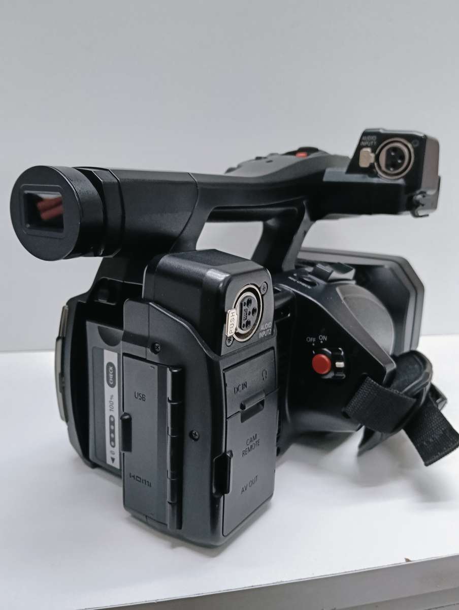 Panasonic HC-X1000 4K Ultra HD 60p/50p Professional Video Camera Camcorder, 20x Optical Zoom,Black