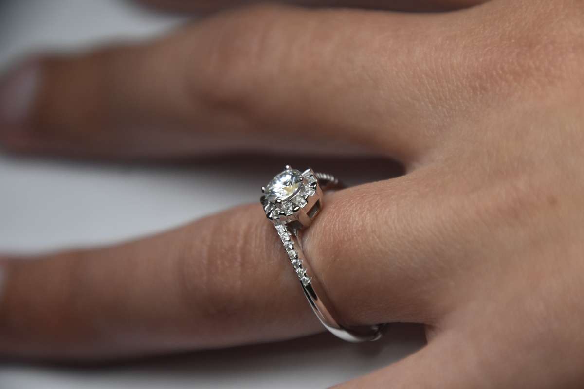 Engagement Ring with 1ct Moissanite, comes with a Certificate of Authenticity