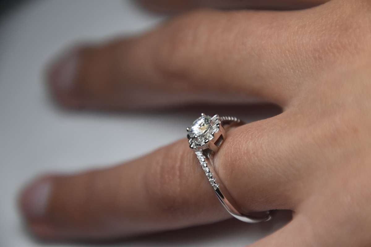 Engagement Ring with 1ct Moissanite, comes with a Certificate of Authenticity