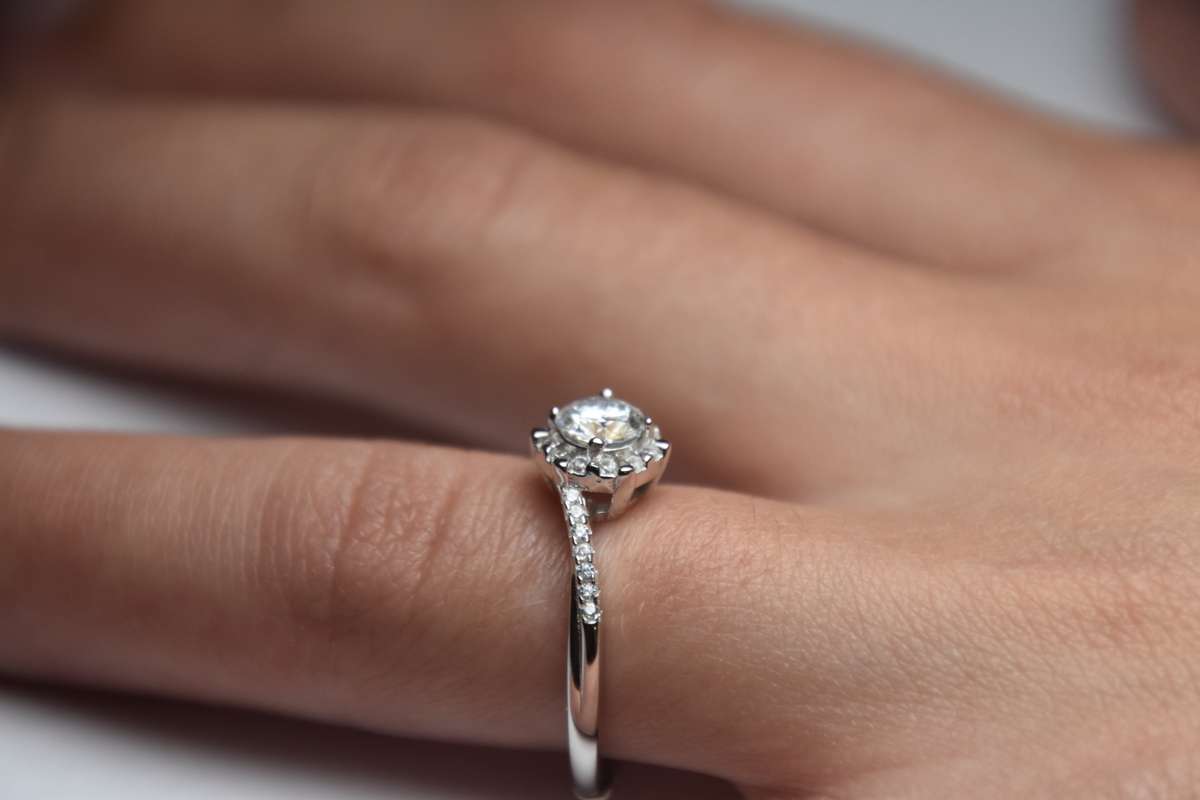 Engagement Ring with 1ct Moissanite, comes with a Certificate of Authenticity