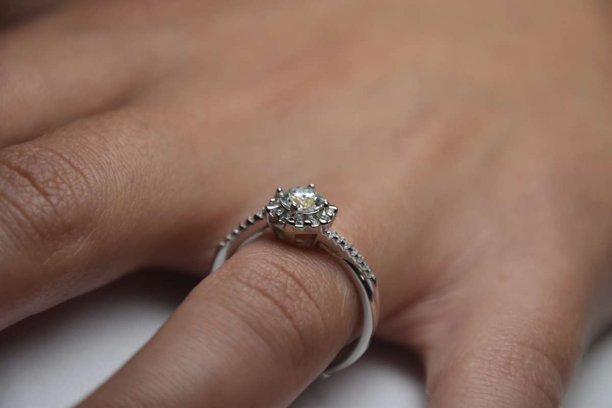Engagement Ring with 1ct Moissanite, comes with a Certificate of Authenticity