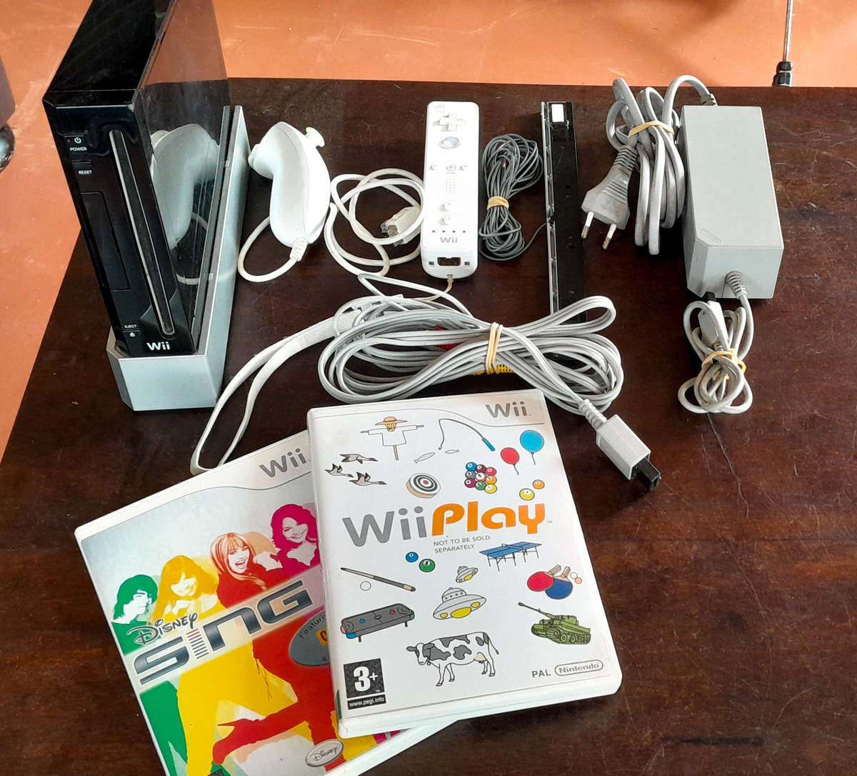 Nintendo Wii Console with 2 games & Accessories