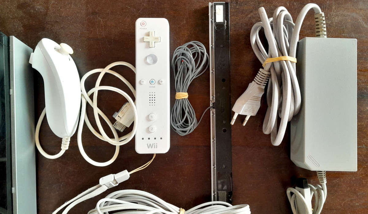 Nintendo Wii Console with 2 games & Accessories