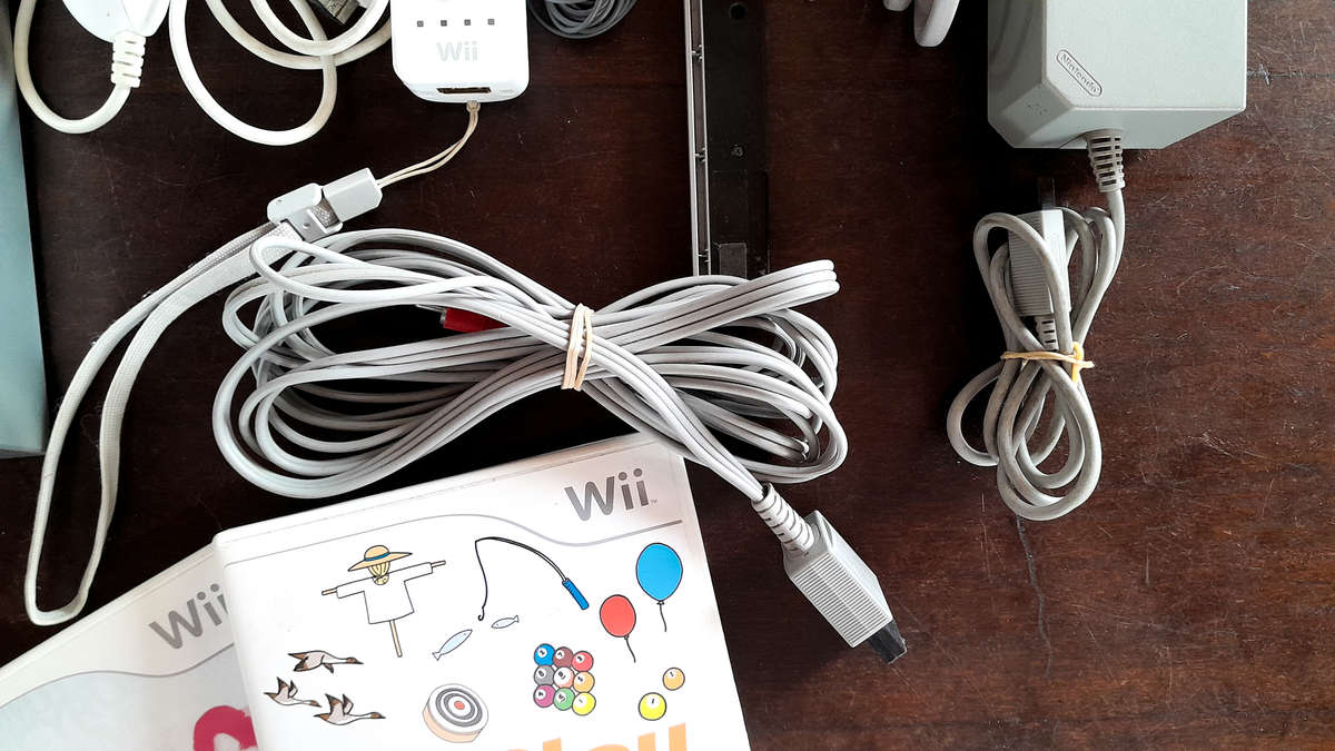 Nintendo Wii Console with 2 games & Accessories