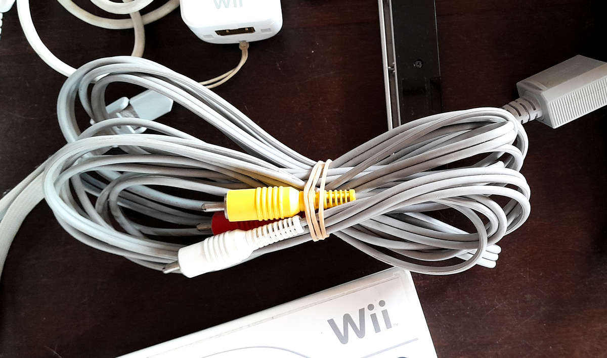 Nintendo Wii Console with 2 games & Accessories