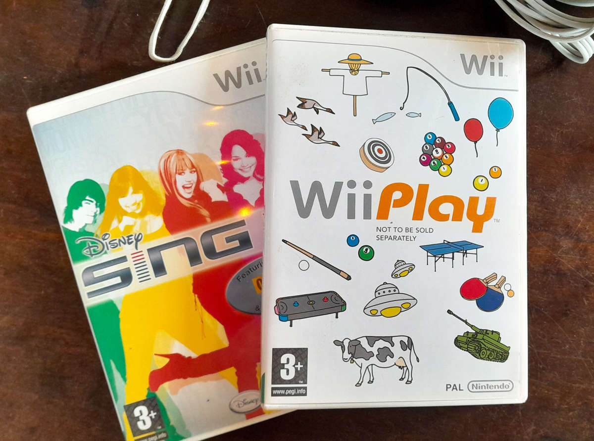 Nintendo Wii Console with 2 games & Accessories