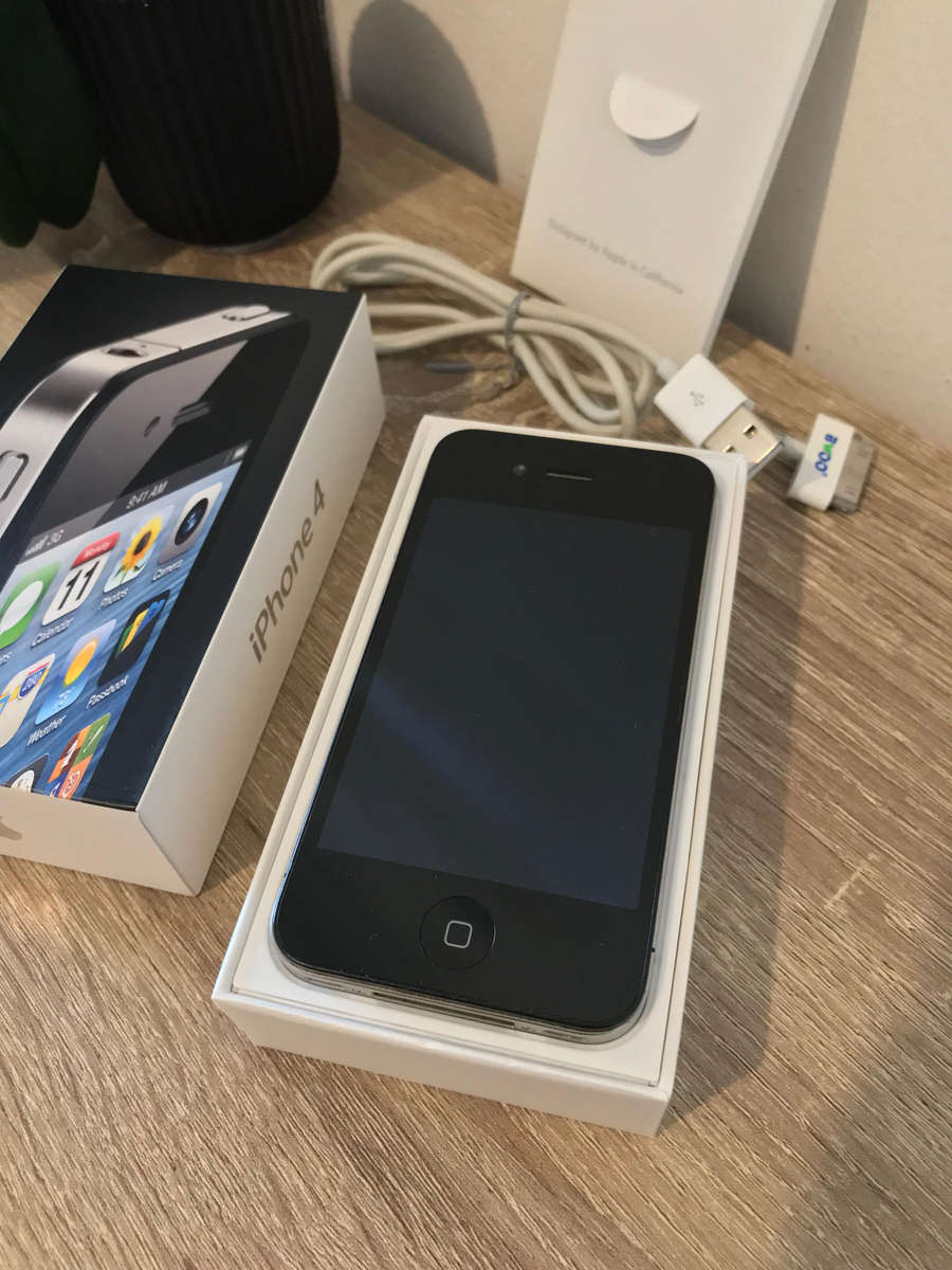 iPhone 4 8GB Black  Excellent Condition + Original Box (Collectible)