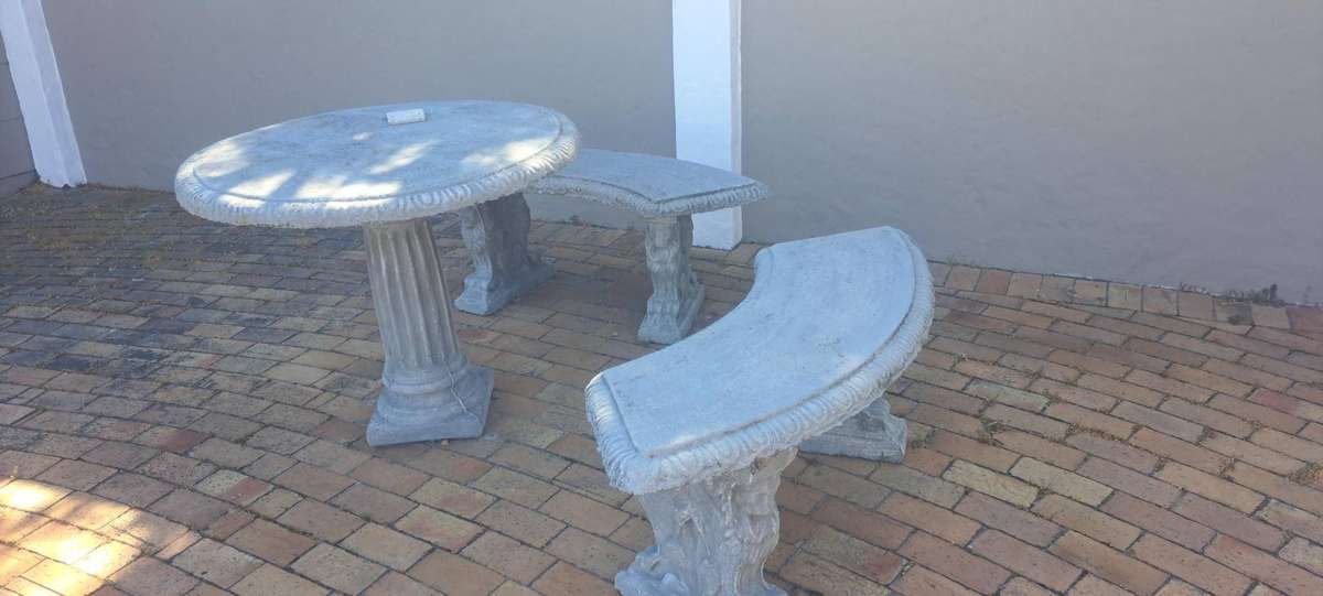 Round concrete table & benches