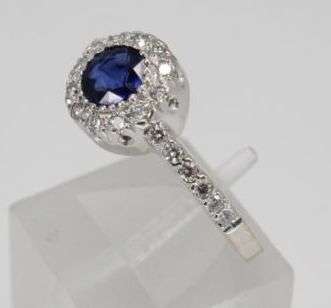 ESTATE 18KT WHITE GOLD ROUND DIAMOND AND SAPPHIRE HALO BAND RING.