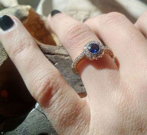 ESTATE 18KT WHITE GOLD ROUND DIAMOND AND SAPPHIRE HALO BAND RING.