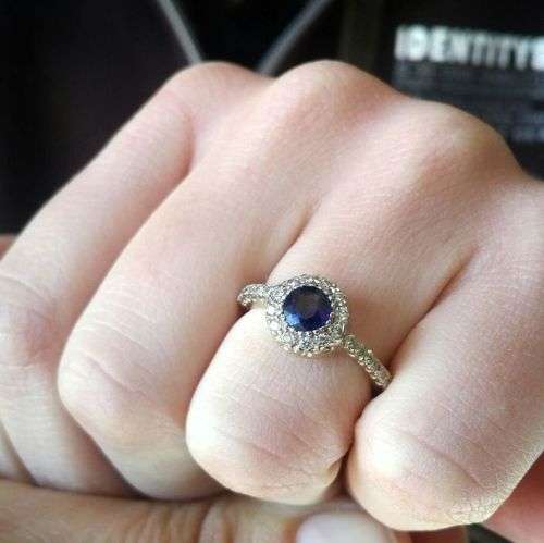 ESTATE 18KT WHITE GOLD ROUND DIAMOND AND SAPPHIRE HALO BAND RING.