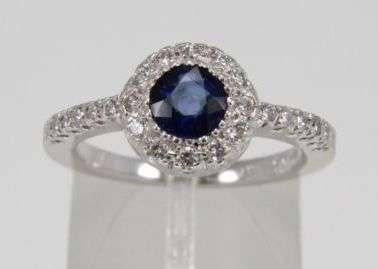 ESTATE 18KT WHITE GOLD ROUND DIAMOND AND SAPPHIRE HALO BAND RING.