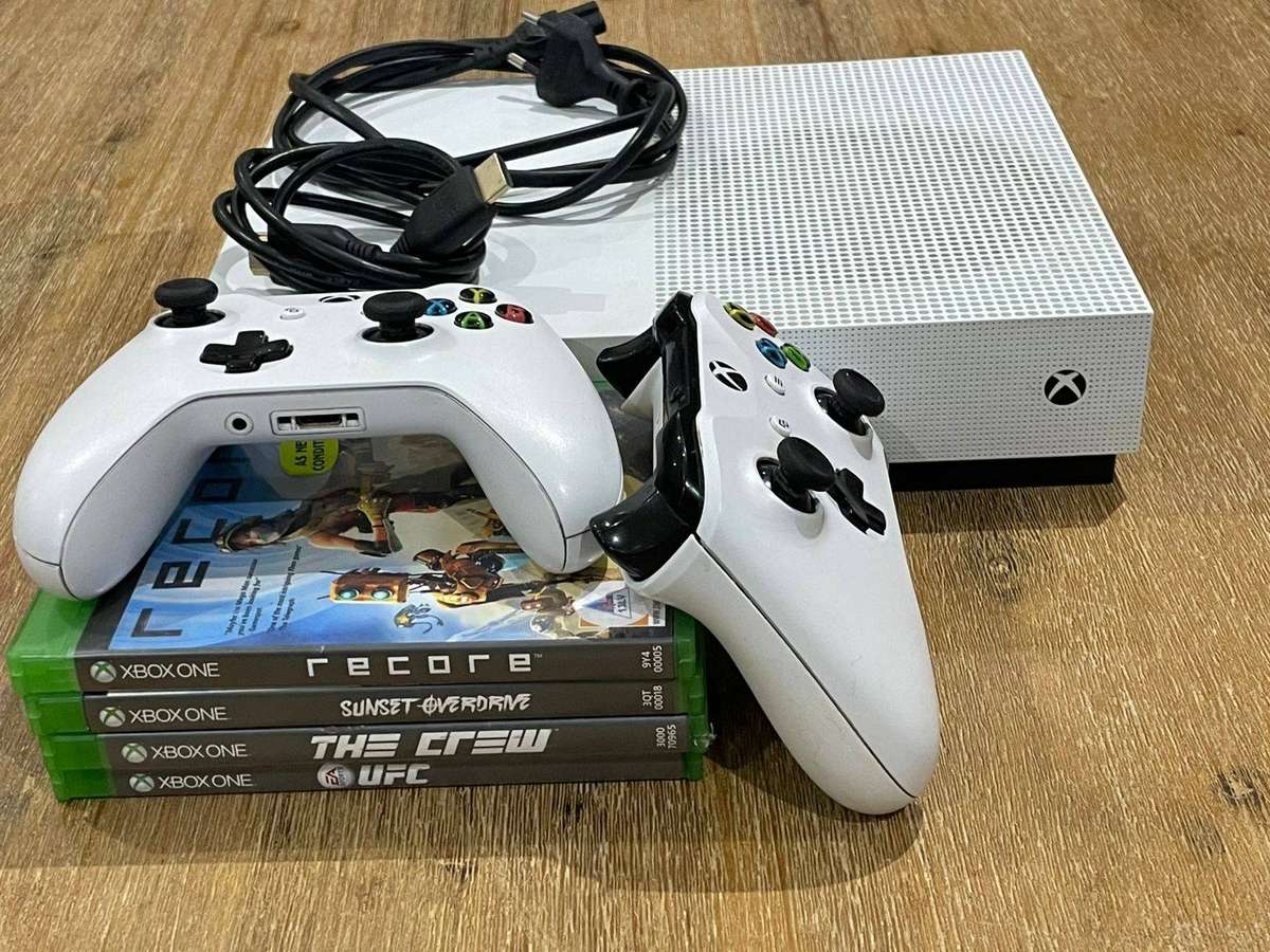 Xbox One S 1TB Console Bundle | 2x Wireless Controllers |  4 Games