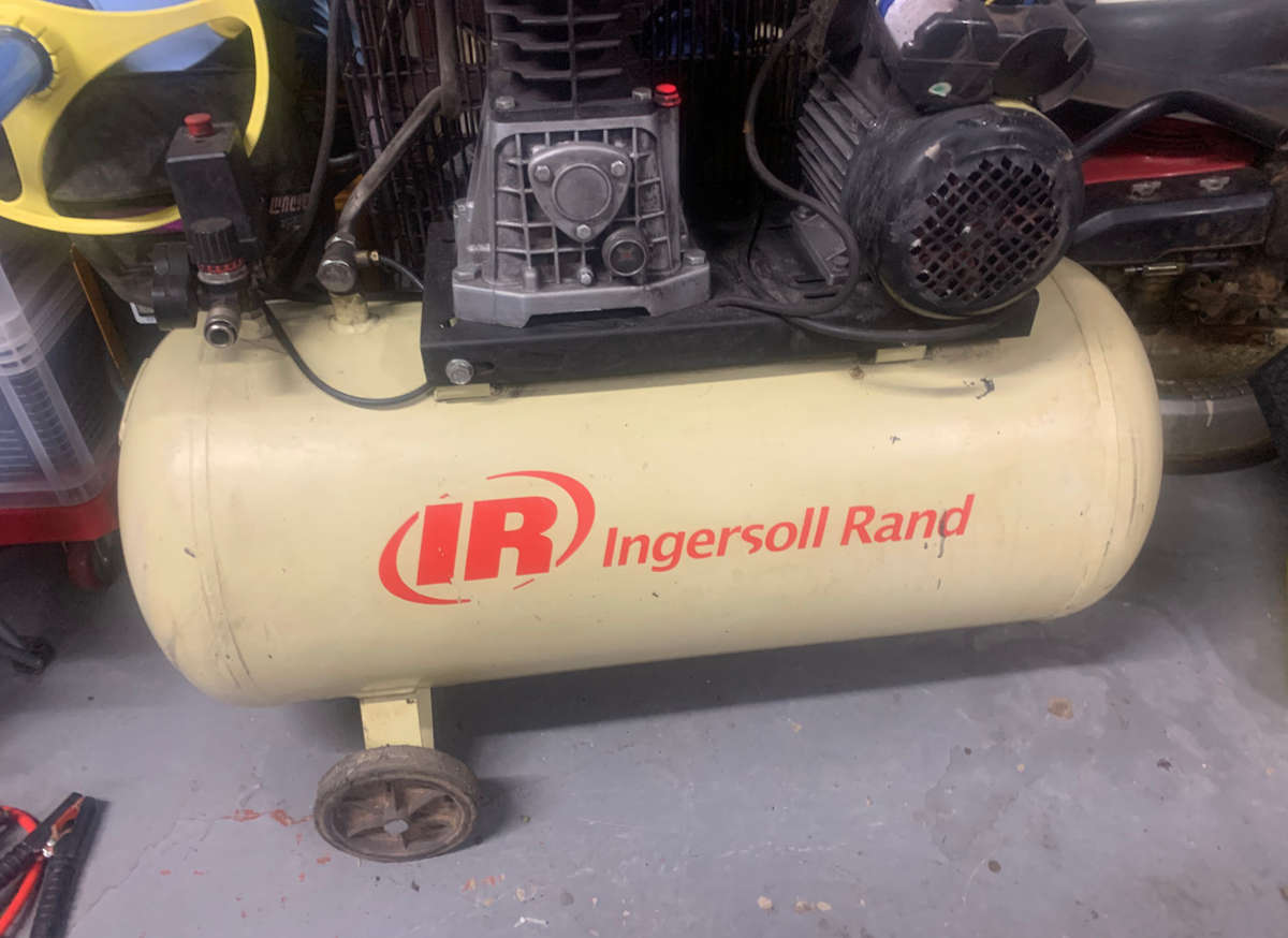 INGERSOLL RAND 100L 1.5 KW (2 HP) 230 V Belt Driven Air Compressor