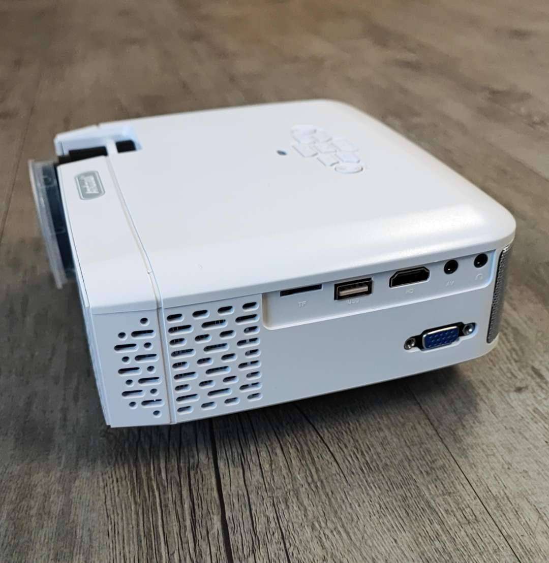 Q-A16B Ultra HD WiFi Mirroring LED Projector - Stunning Visuals in Ultra HD Resolution