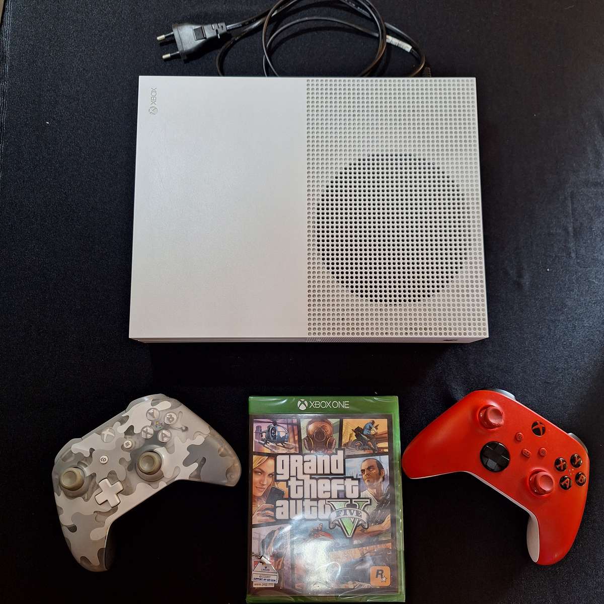 XBOX 1 S with 2 remotes and sealed GTA 5 Game
