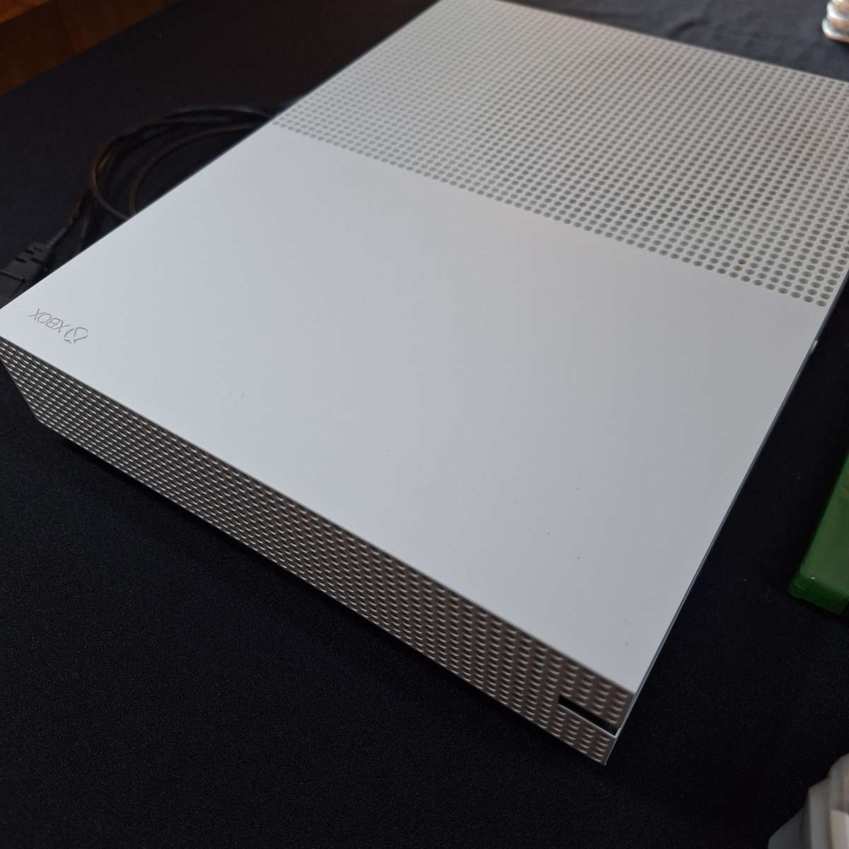 XBOX 1 S with 2 remotes and sealed GTA 5 Game