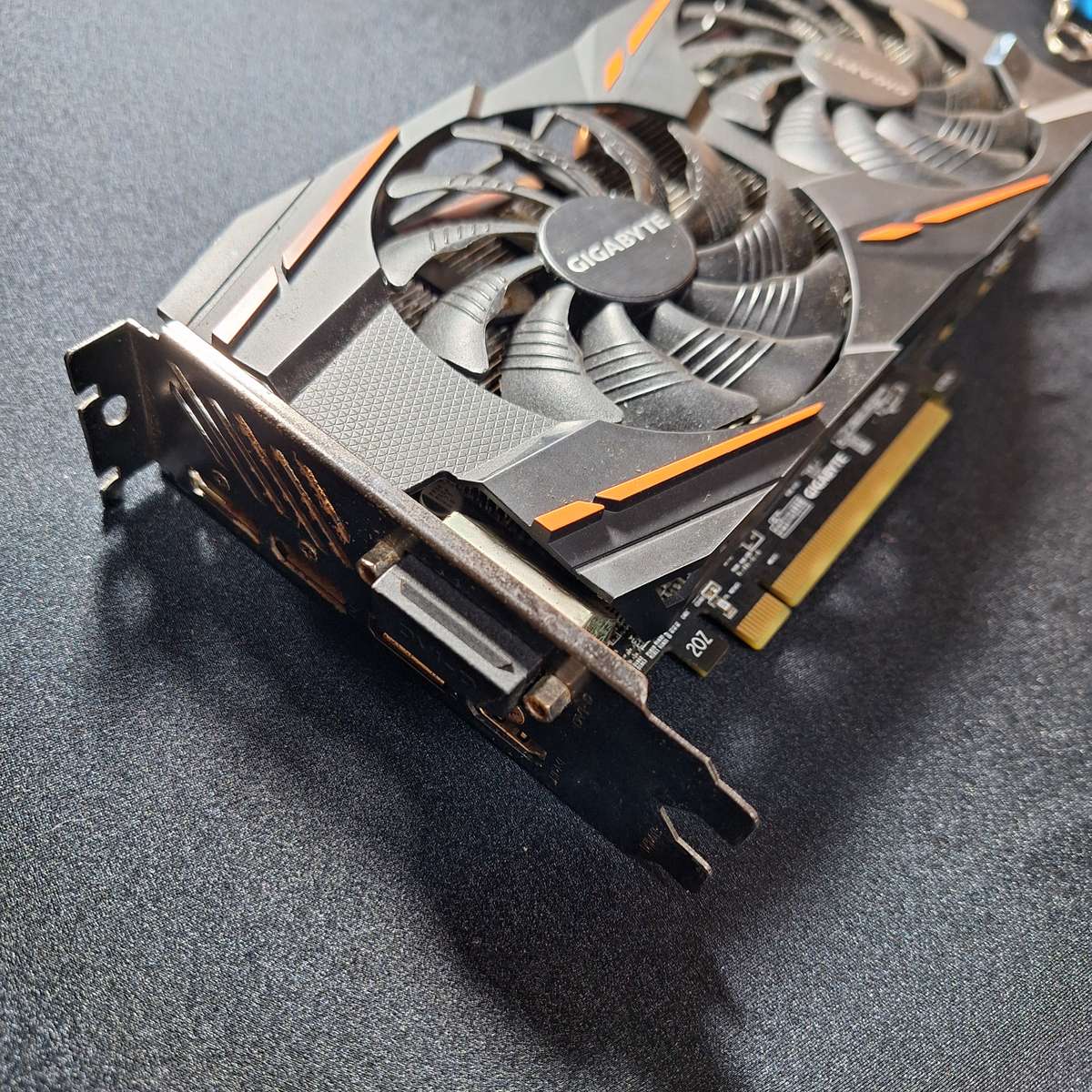 Gigabyte Radeon RX 570 Gaming 4GB Graphics Card - Powers up - No Display
