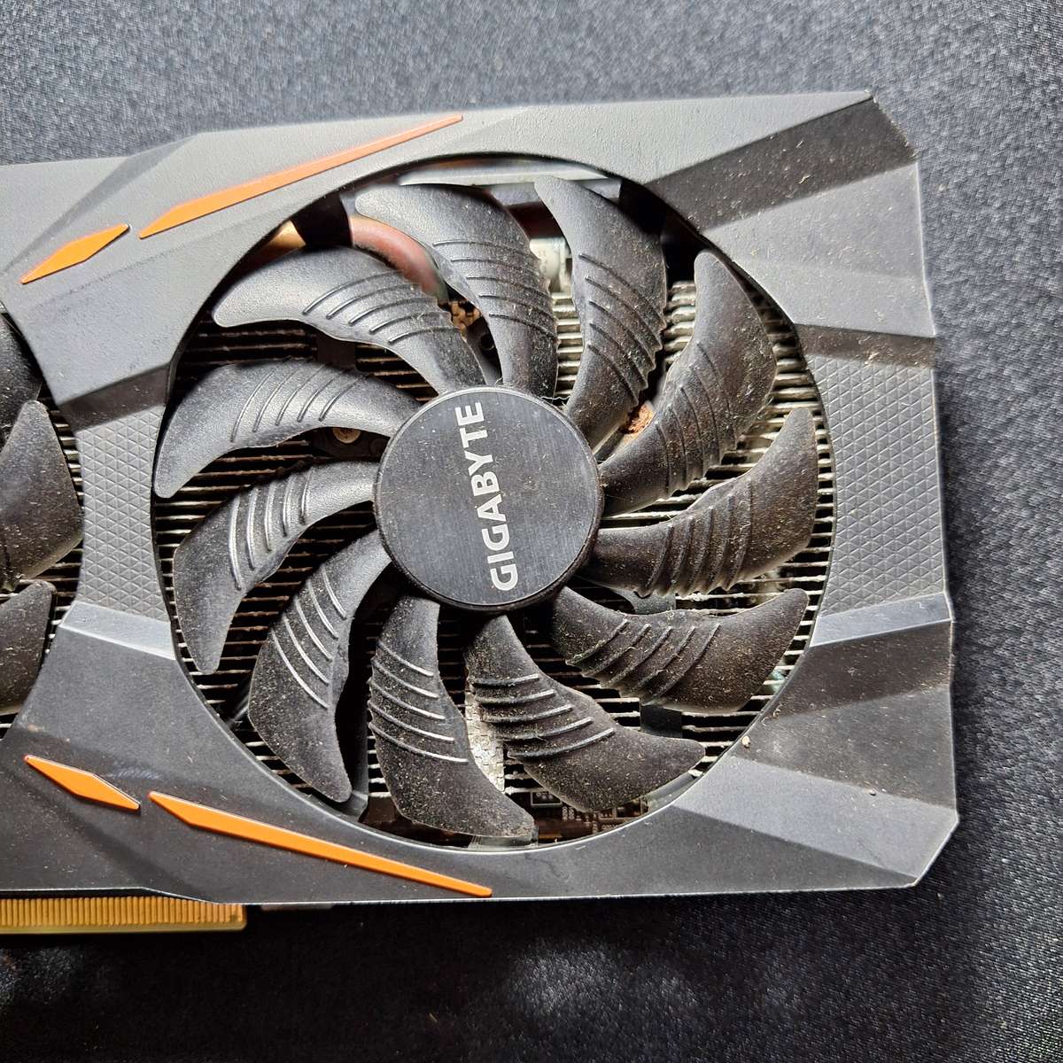 Gigabyte Radeon RX 570 Gaming 4GB Graphics Card - Powers up - No Display
