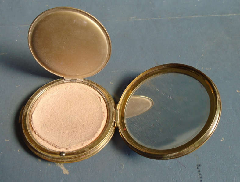 VINTAGE STRATTON POWDER COMPACT