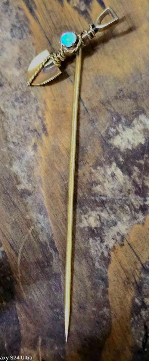 Magnificient 18 Carat Solid Gold and Opal Vintage Pin 1.7grams 1923