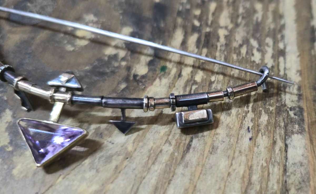 Magnificient Vintage 18 Carat gold And Sterling Amethyst Bow and Arrow Designer Brooch 9.5 grams