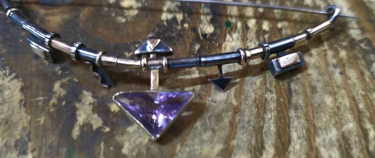 Magnificient Vintage 18 Carat gold And Sterling Amethyst Bow and Arrow Designer Brooch 9.5 grams