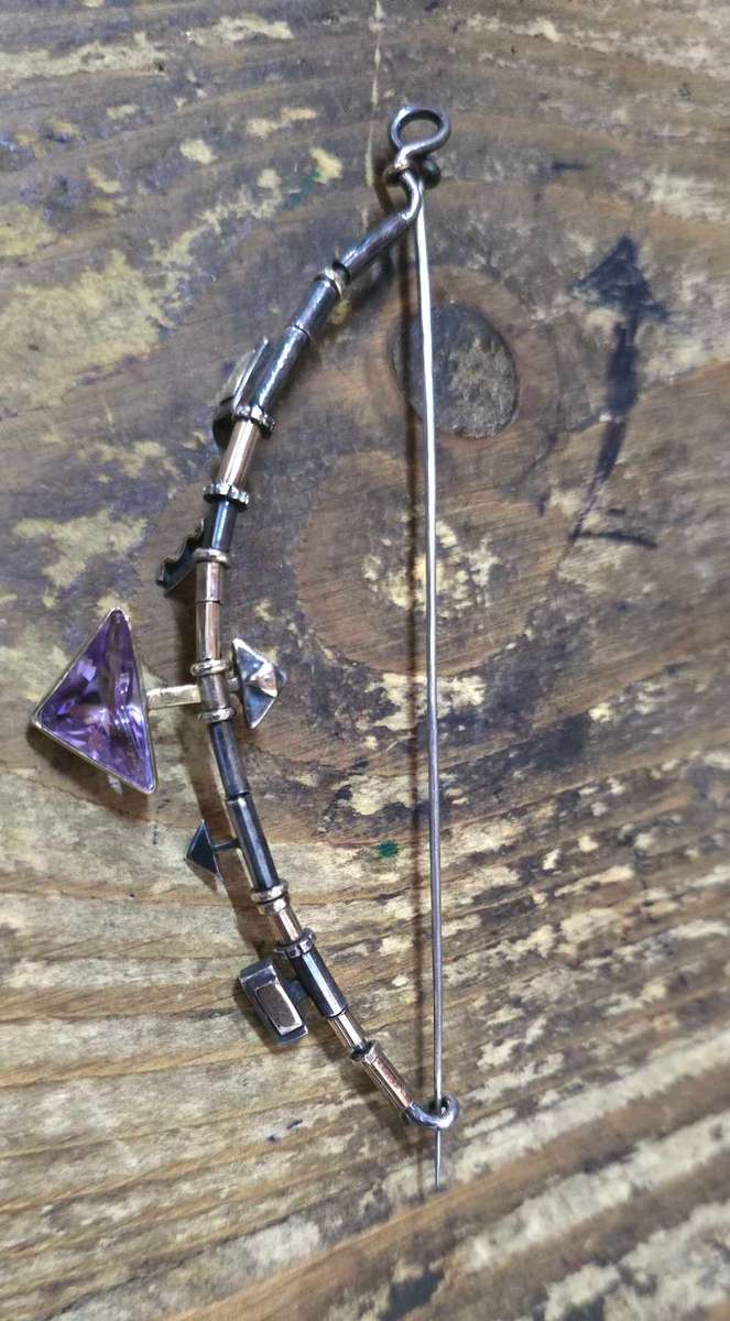 Magnificient Vintage 18 Carat gold And Sterling Amethyst Bow and Arrow Designer Brooch 9.5 grams