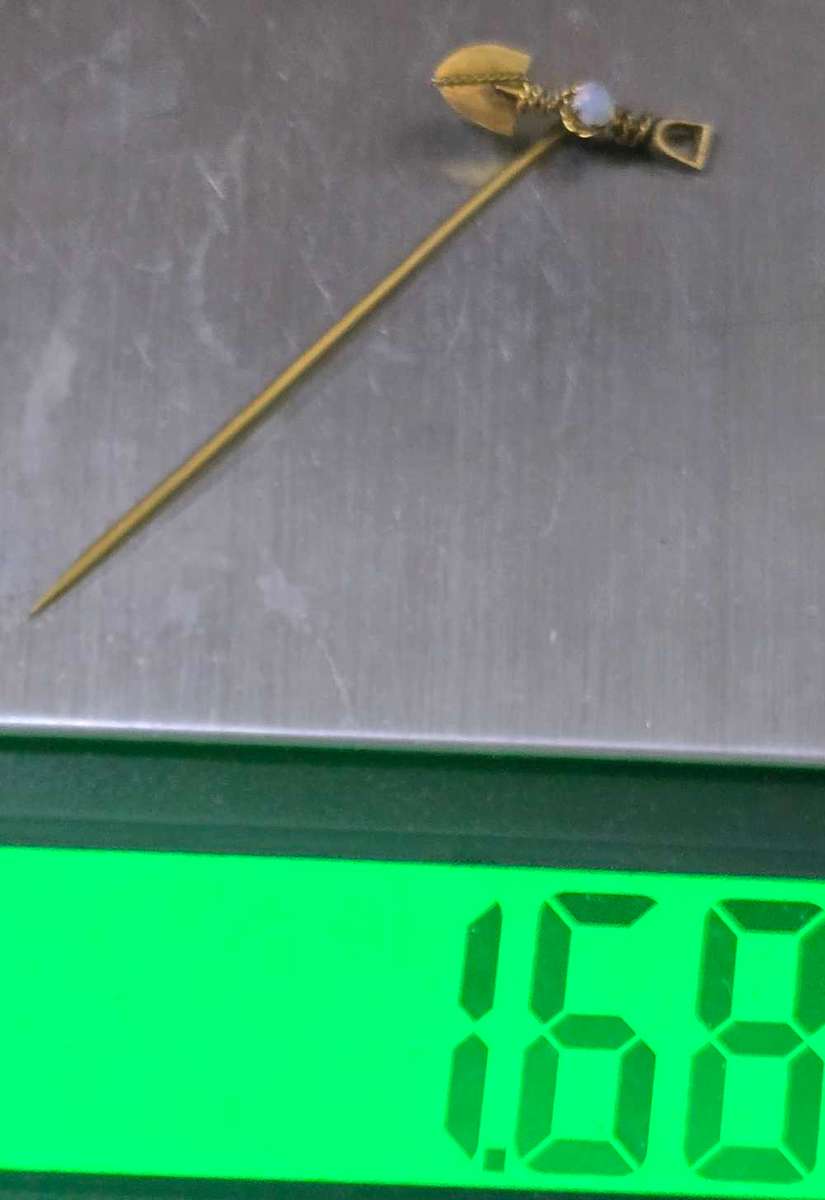 Magnificient 18 Carat Solid Gold and Opal Vintage Pin 1.7grams 1923