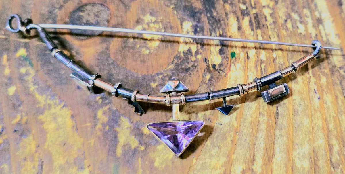Magnificient Vintage 18 Carat gold And Sterling Amethyst Bow and Arrow Designer Brooch 9.5 grams